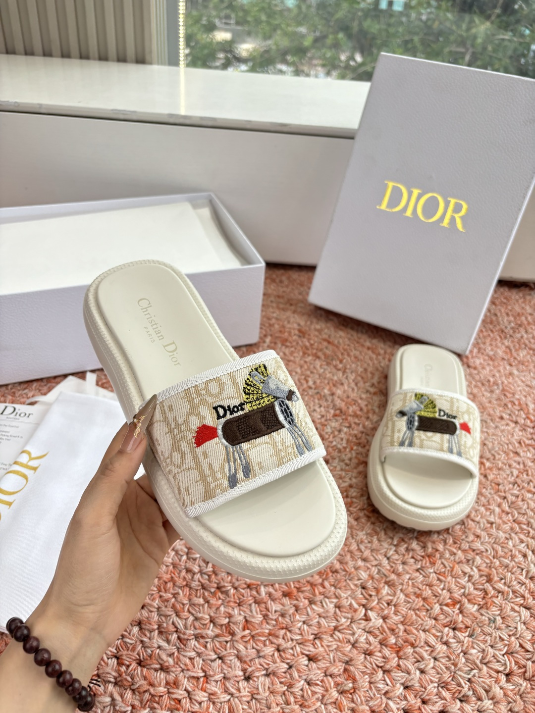 🌾代购级G133𝐃𝐢𝐎𝐑 #迪奥2026早春新款一眼就想要的一字带拖鞋凉鞋简单大方‘低调奢华！配上醒目的