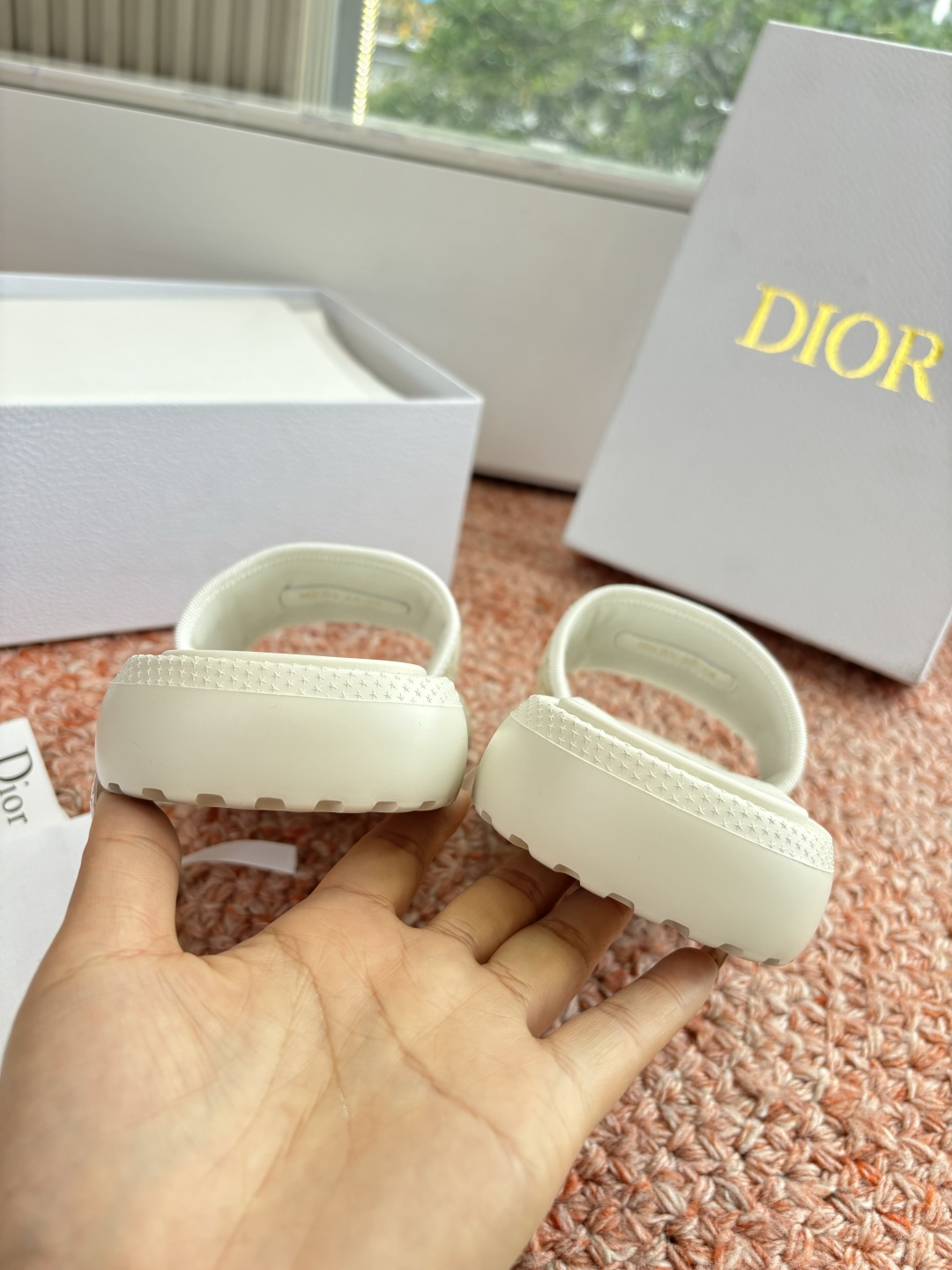 🌾代购级G133𝐃𝐢𝐎𝐑 #迪奥2026早春新款一眼就想要的一字带拖鞋凉鞋简单大方‘低调奢华！配上醒目的
