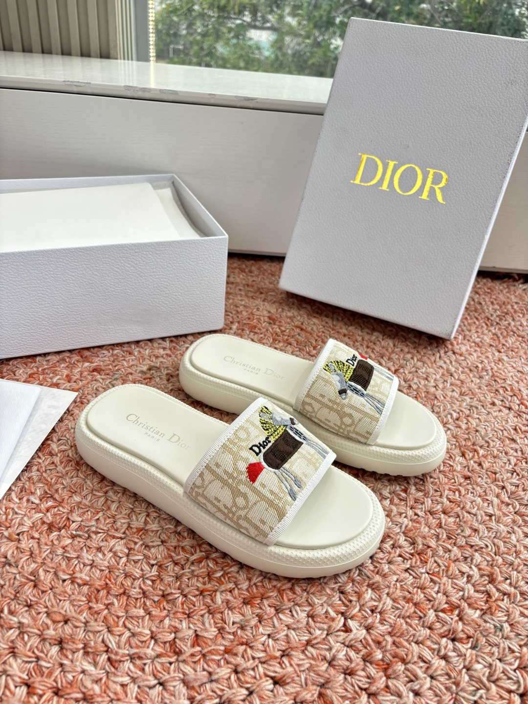 🌾代购级G133𝐃𝐢𝐎𝐑 #迪奥2026早春新款一眼就想要的一字带拖鞋凉鞋简单大方‘低调奢华！配上醒目的