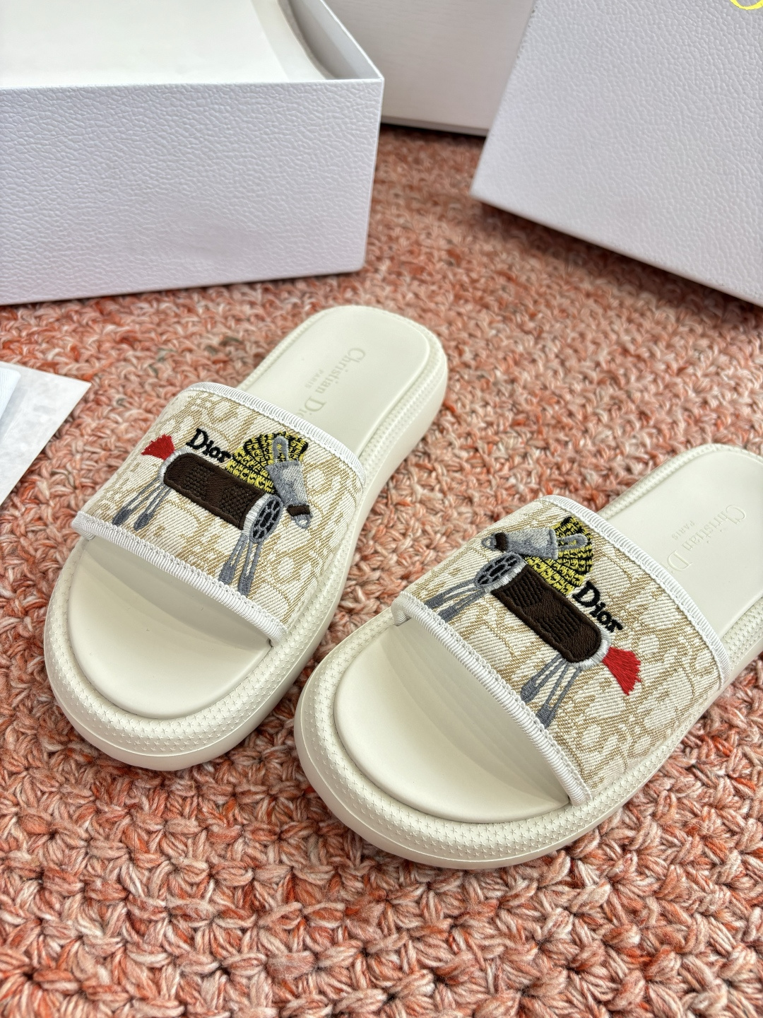 🌾代购级G133𝐃𝐢𝐎𝐑 #迪奥2026早春新款一眼就想要的一字带拖鞋凉鞋简单大方‘低调奢华！配上醒目的