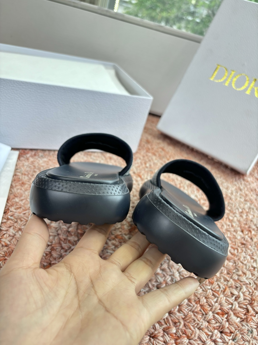 🌾代购级G133𝐃𝐢𝐎𝐑 #迪奥2026早春新款一眼就想要的一字带拖鞋凉鞋简单大方‘低调奢华！配上醒目的