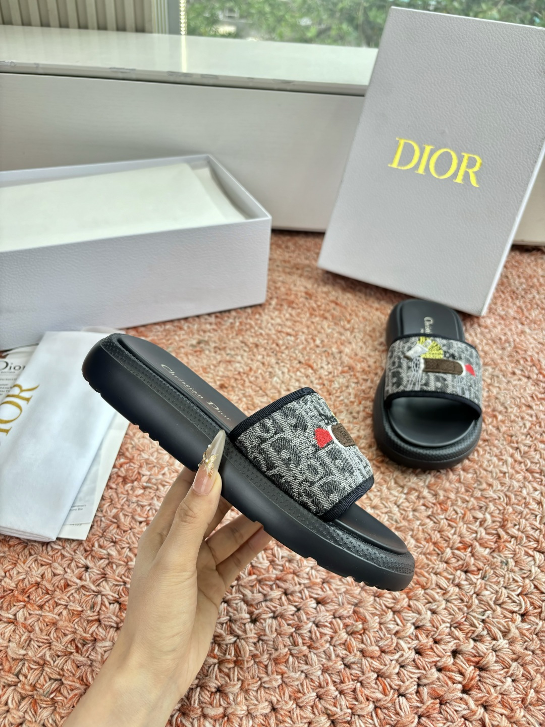 🌾代购级G133𝐃𝐢𝐎𝐑 #迪奥2026早春新款一眼就想要的一字带拖鞋凉鞋简单大方‘低调奢华！配上醒目的