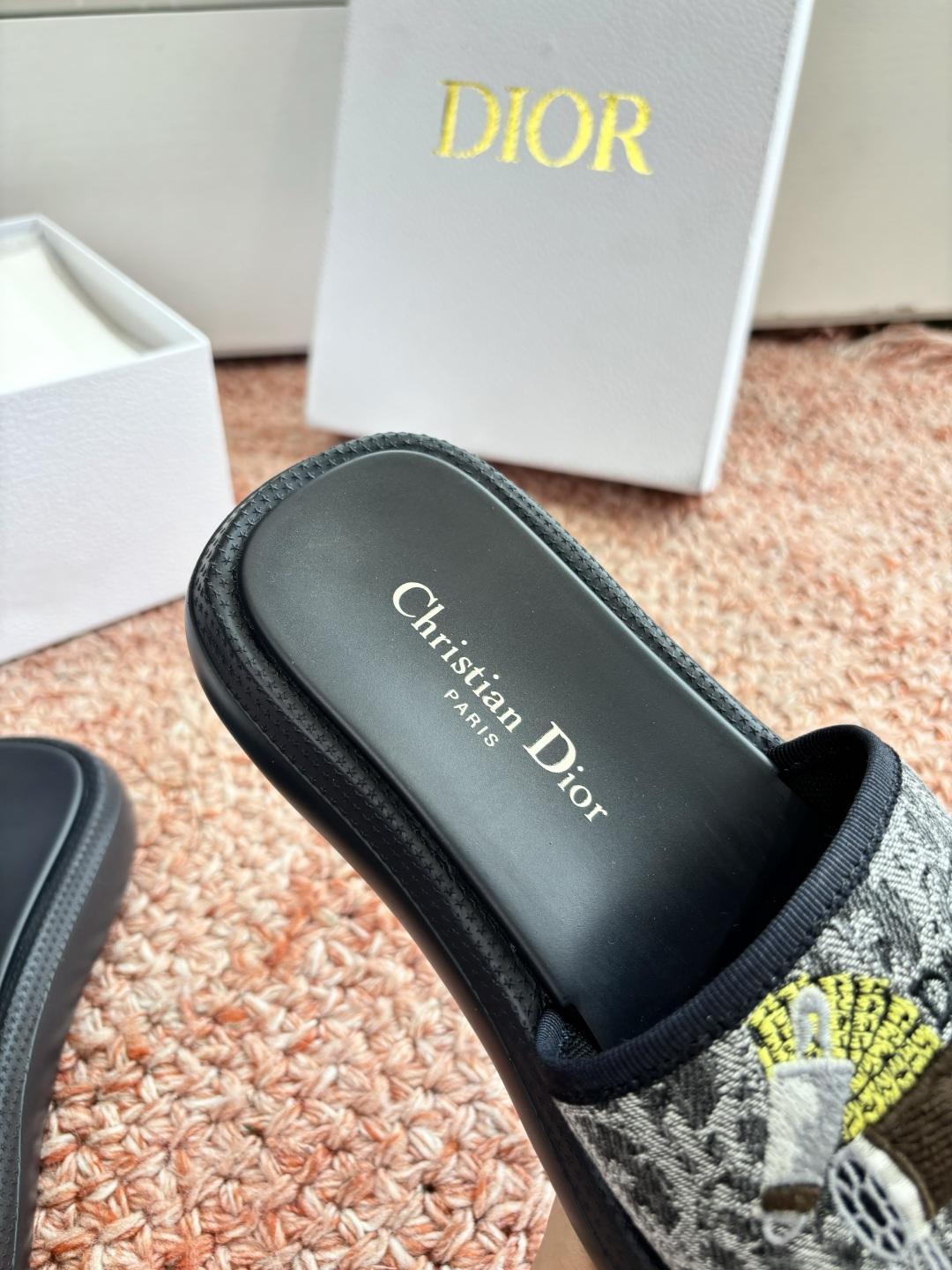 🌾代购级G133𝐃𝐢𝐎𝐑 #迪奥2026早春新款一眼就想要的一字带拖鞋凉鞋简单大方‘低调奢华！配上醒目的