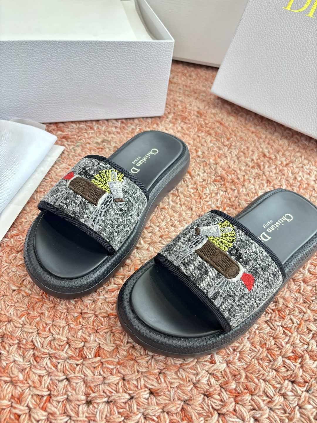 🌾代购级G133𝐃𝐢𝐎𝐑 #迪奥2026早春新款一眼就想要的一字带拖鞋凉鞋简单大方‘低调奢华！配上醒目的