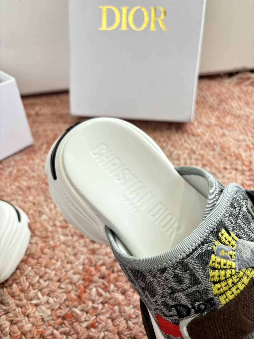 🌾代购级G133𝐃𝐢𝐎𝐑 #迪奥2026早春新款一眼就想要的一字带拖鞋凉鞋简单大方‘低调奢华！配上醒目的