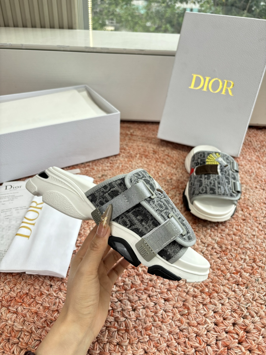 🌾代购级G133𝐃𝐢𝐎𝐑 #迪奥2026早春新款一眼就想要的一字带拖鞋凉鞋简单大方‘低调奢华！配上醒目的