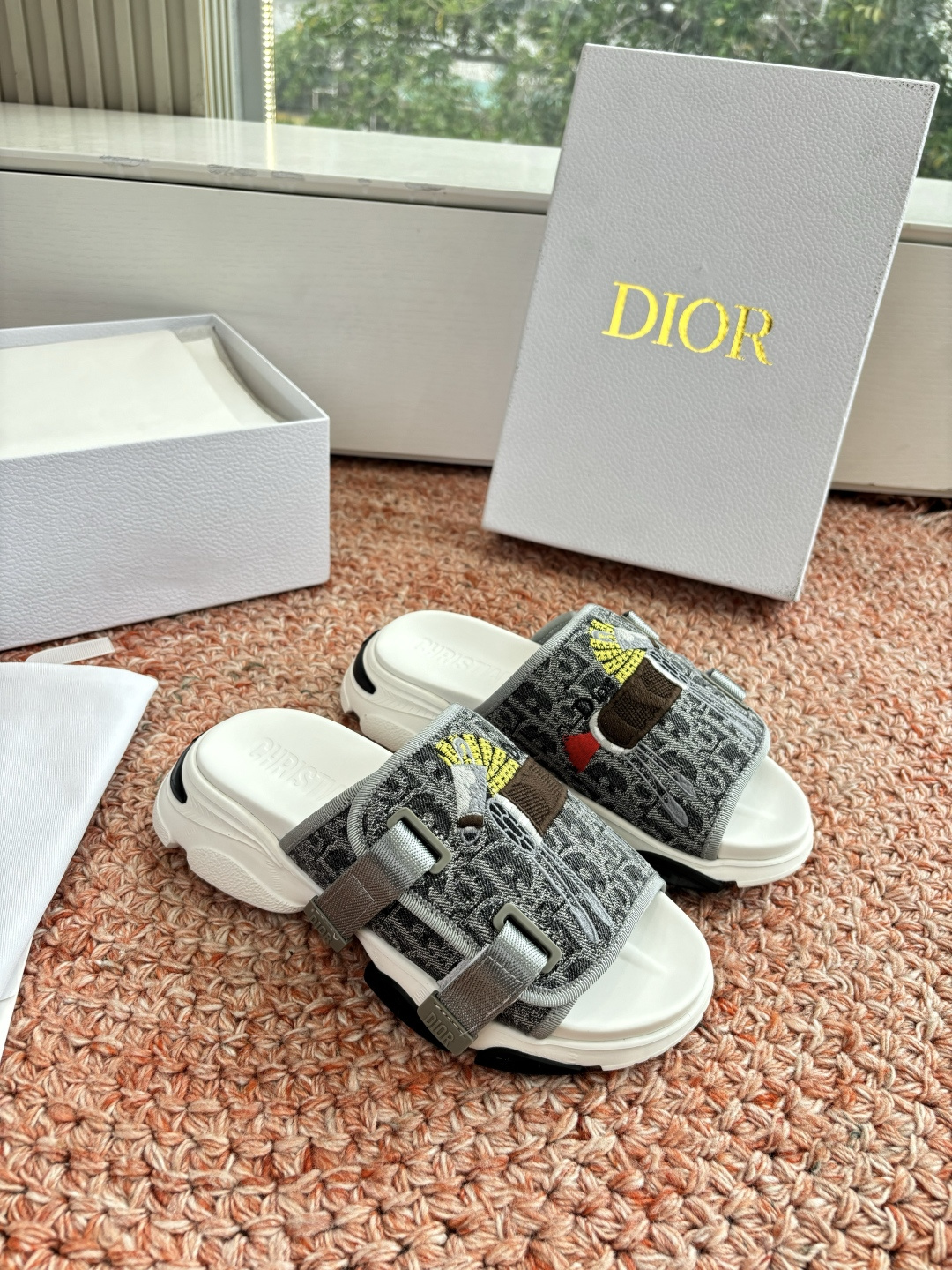 🌾代购级G133𝐃𝐢𝐎𝐑 #迪奥2026早春新款一眼就想要的一字带拖鞋凉鞋简单大方‘低调奢华！配上醒目的