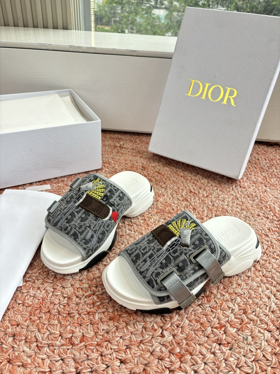 🌾代购级G133𝐃𝐢𝐎𝐑 #迪奥2026早春新款一眼就想要的一字带拖鞋凉鞋简单大方‘低调奢华！配上醒目的