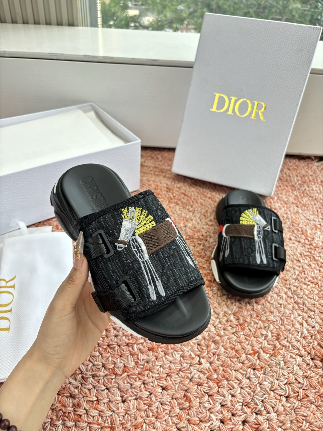 🌾代购级G133𝐃𝐢𝐎𝐑 #迪奥2026早春新款一眼就想要的一字带拖鞋凉鞋简单大方‘低调奢华！配上醒目的