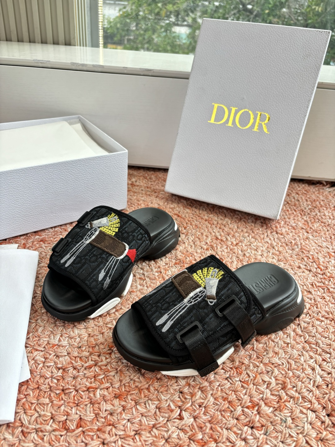 🌾代购级G133𝐃𝐢𝐎𝐑 #迪奥2026早春新款一眼就想要的一字带拖鞋凉鞋简单大方‘低调奢华！配上醒目的