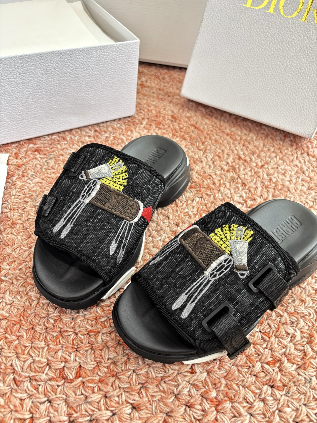 🌾代购级G133𝐃𝐢𝐎𝐑 #迪奥2026早春新款一眼就想要的一字带拖鞋凉鞋简单大方‘低调奢华！配上醒目的