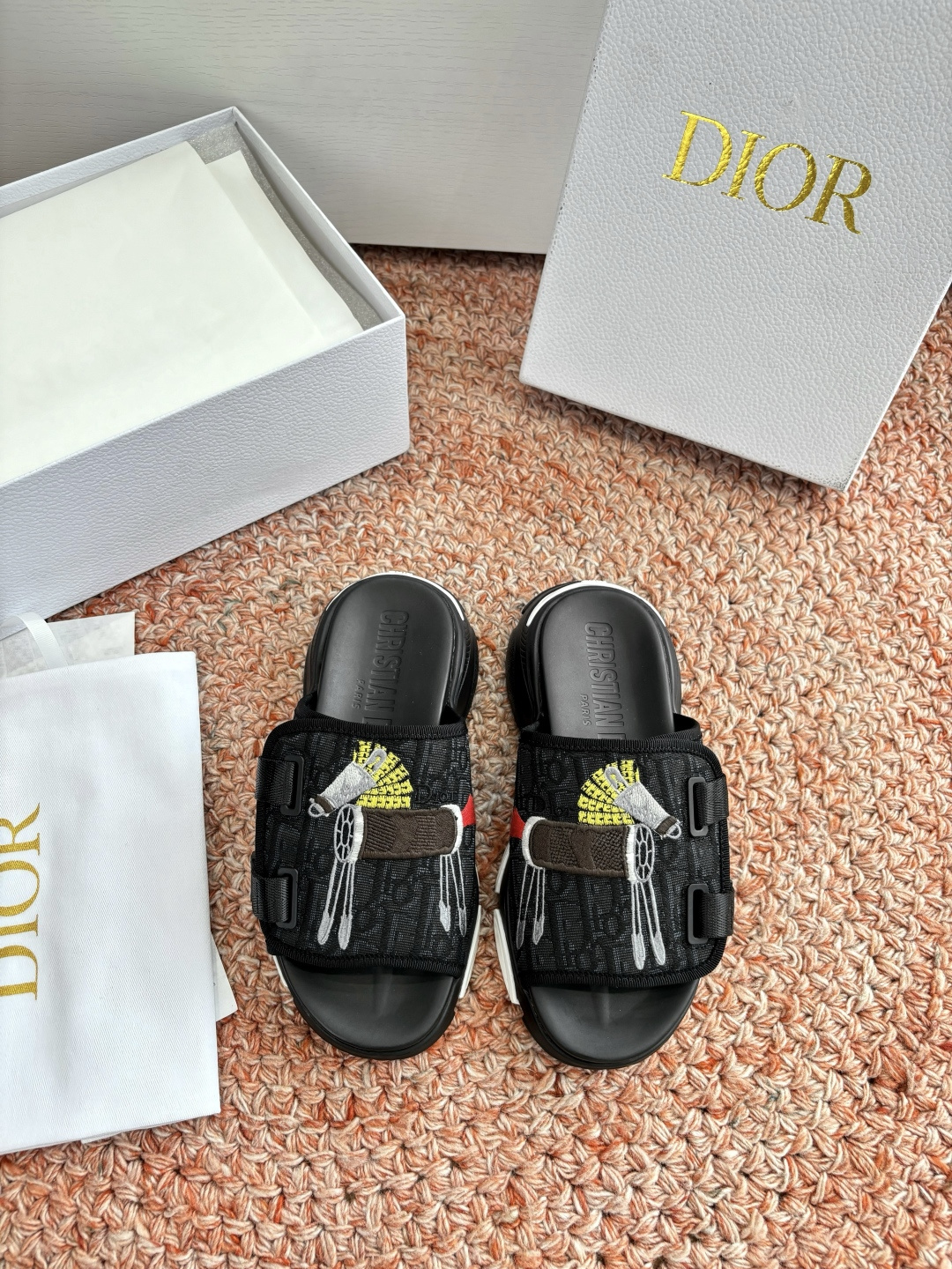 🌾代购级G133𝐃𝐢𝐎𝐑 #迪奥2026早春新款一眼就想要的一字带拖鞋凉鞋简单大方‘低调奢华！配上醒目的