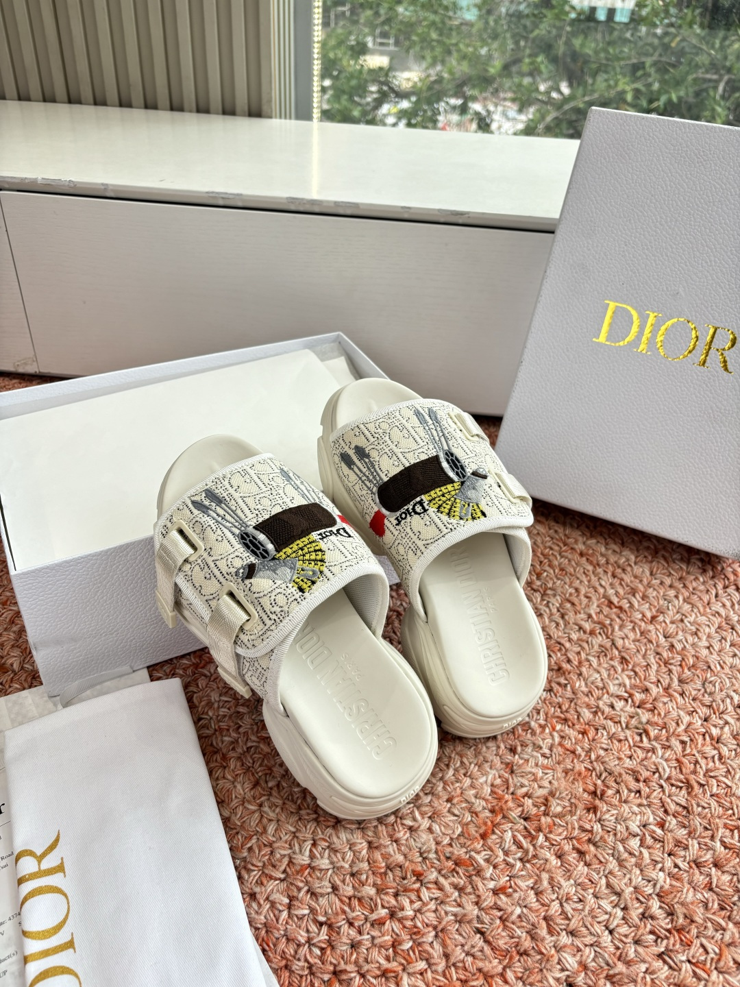 🌾代购级G133𝐃𝐢𝐎𝐑 #迪奥2026早春新款一眼就想要的一字带拖鞋凉鞋简单大方‘低调奢华！配上醒目的