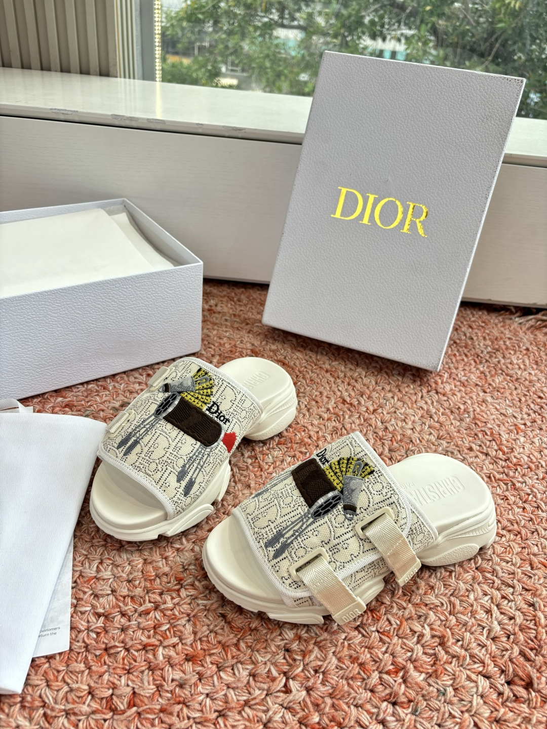 🌾代购级G133𝐃𝐢𝐎𝐑 #迪奥2026早春新款一眼就想要的一字带拖鞋凉鞋简单大方‘低调奢华！配上醒目的