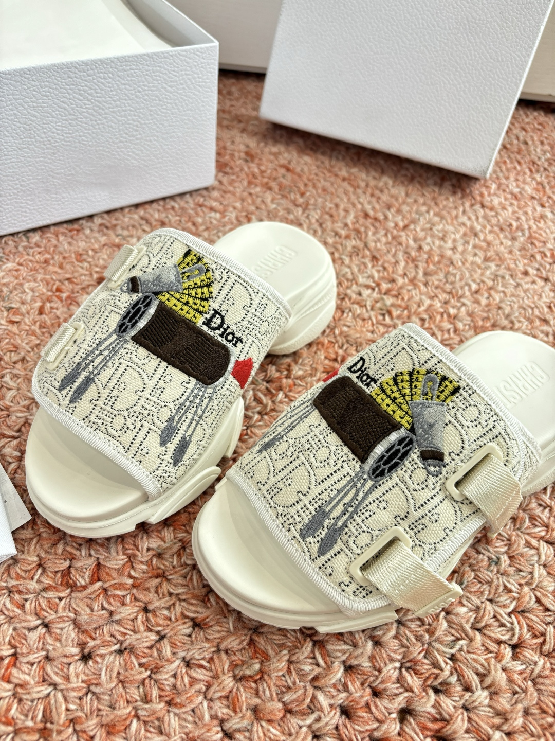 🌾代购级G133𝐃𝐢𝐎𝐑 #迪奥2026早春新款一眼就想要的一字带拖鞋凉鞋简单大方‘低调奢华！配上醒目的