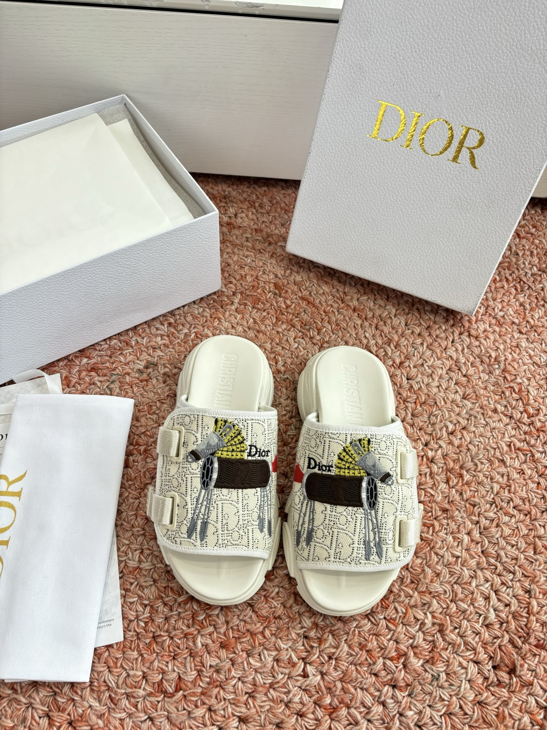 🌾代购级G133𝐃𝐢𝐎𝐑 #迪奥2026早春新款一眼就想要的一字带拖鞋凉鞋简单大方‘低调奢华！配上醒目的