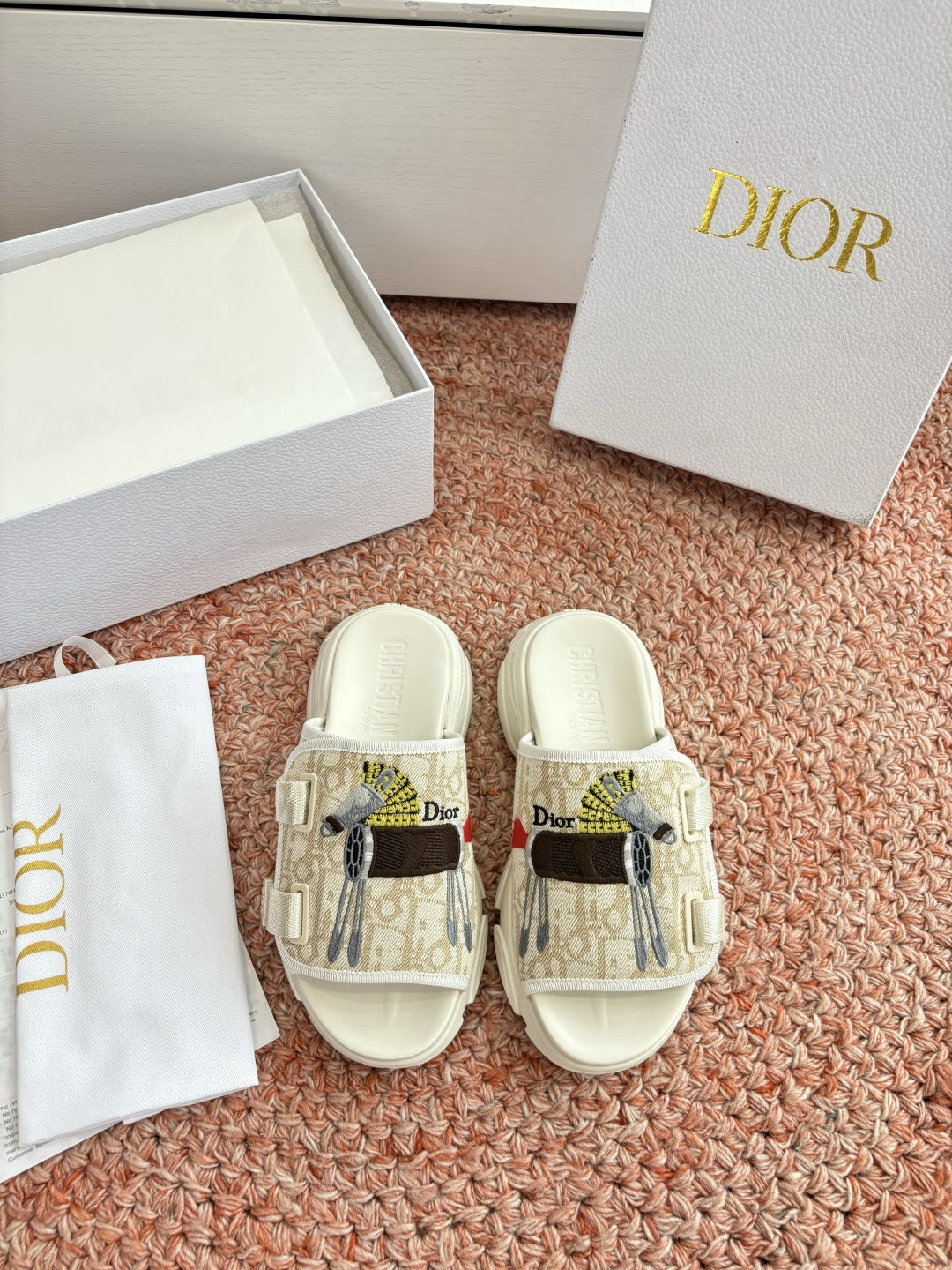 🌾代购级G133𝐃𝐢𝐎𝐑 #迪奥2026早春新款一眼就想要的一字带拖鞋凉鞋简单大方‘低调奢华！配上醒目的