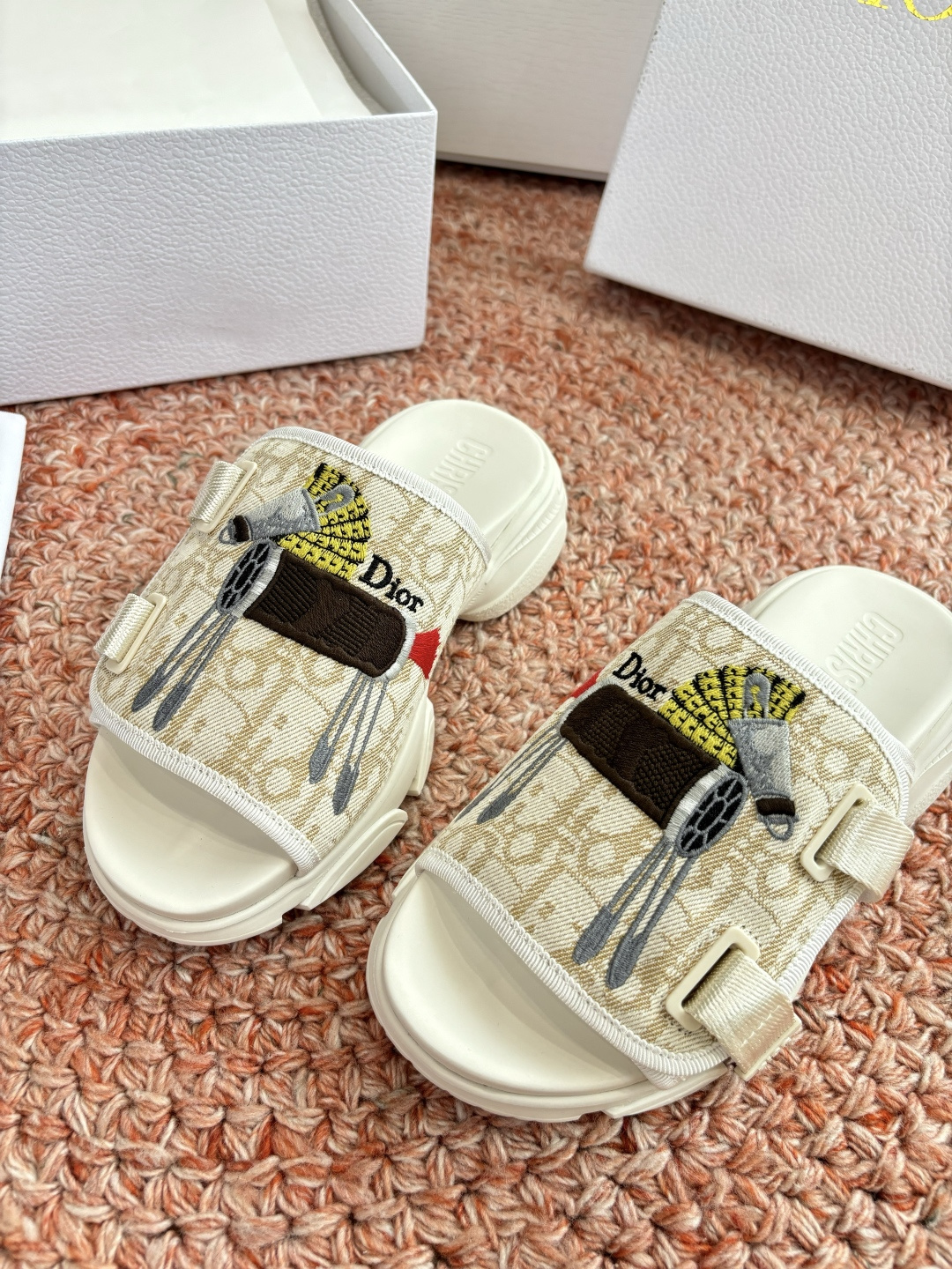🌾代购级G133𝐃𝐢𝐎𝐑 #迪奥2026早春新款一眼就想要的一字带拖鞋凉鞋简单大方‘低调奢华！配上醒目的