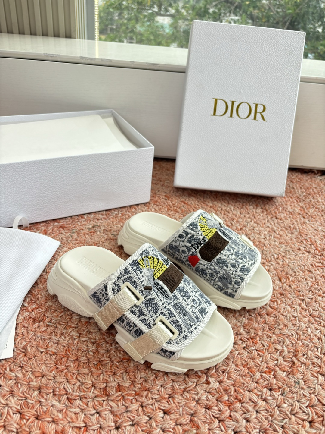 🌾代购级G133𝐃𝐢𝐎𝐑 #迪奥2026早春新款一眼就想要的一字带拖鞋凉鞋简单大方‘低调奢华！配上醒目的