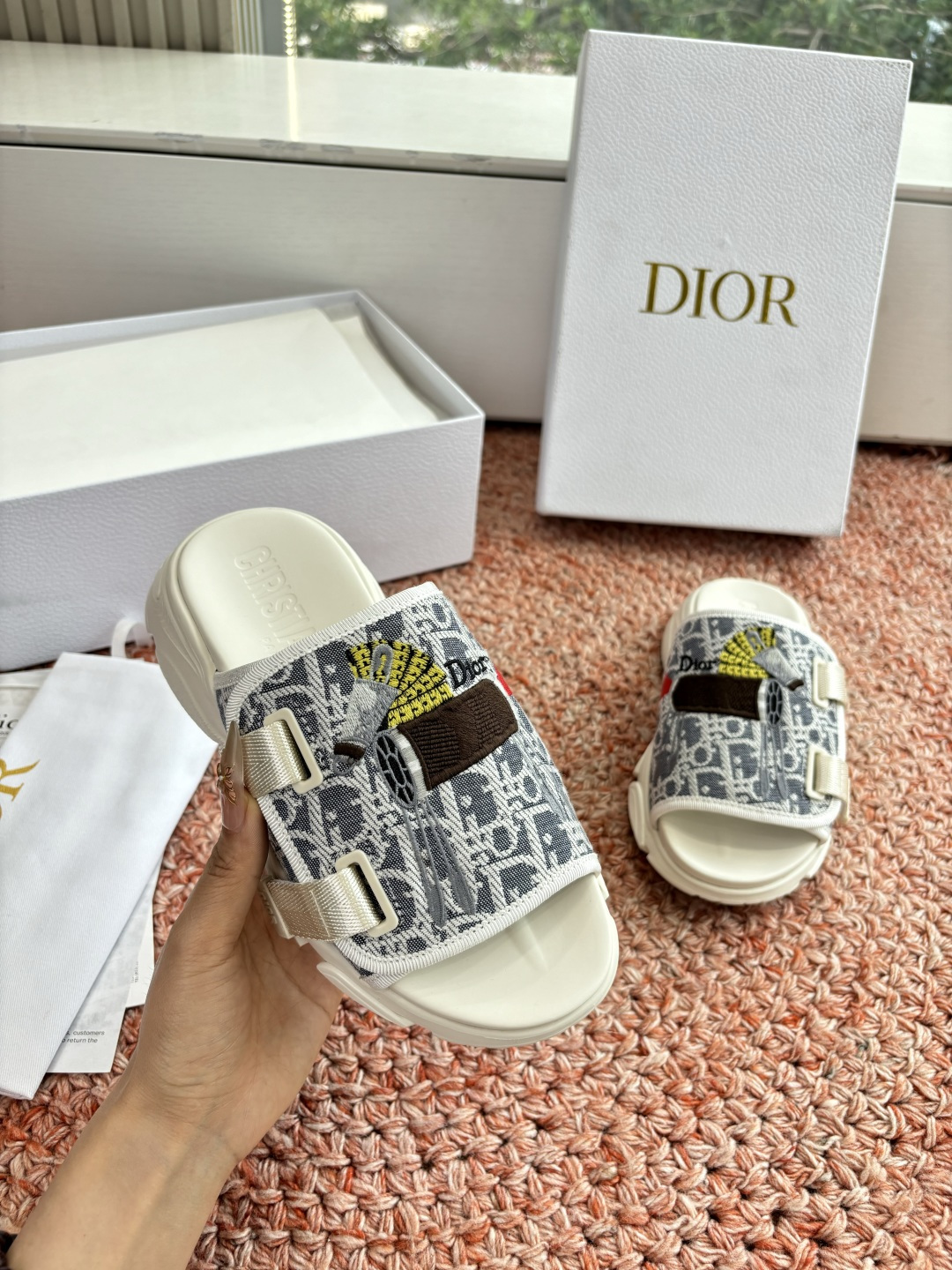 🌾代购级G133𝐃𝐢𝐎𝐑 #迪奥2026早春新款一眼就想要的一字带拖鞋凉鞋简单大方‘低调奢华！配上醒目的