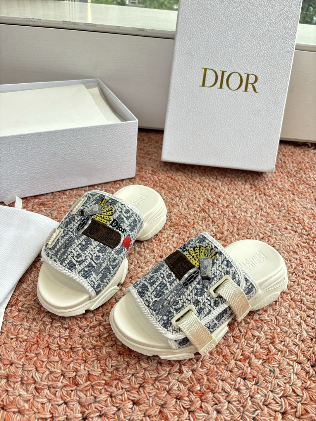 🌾代购级G133𝐃𝐢𝐎𝐑 #迪奥2026早春新款一眼就想要的一字带拖鞋凉鞋简单大方‘低调奢华！配上醒目的