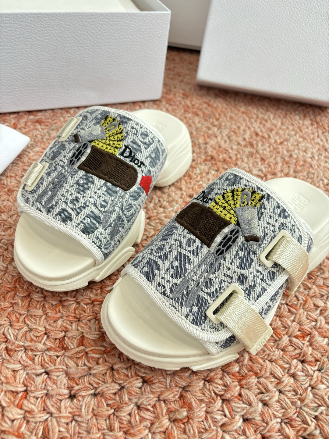 🌾代购级G133𝐃𝐢𝐎𝐑 #迪奥2026早春新款一眼就想要的一字带拖鞋凉鞋简单大方‘低调奢华！配上醒目的