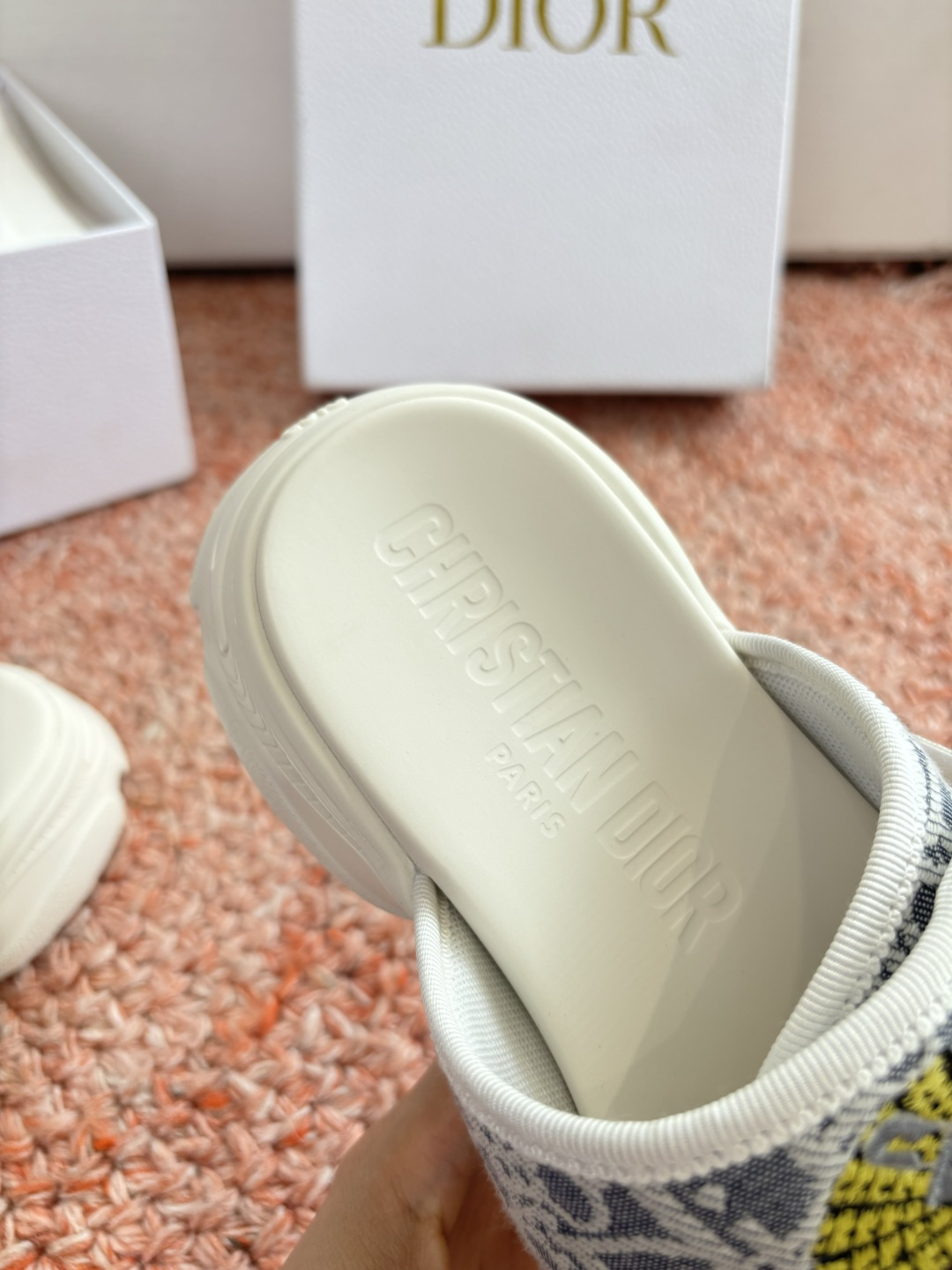 🌾代购级G133𝐃𝐢𝐎𝐑 #迪奥2026早春新款一眼就想要的一字带拖鞋凉鞋简单大方‘低调奢华！配上醒目的