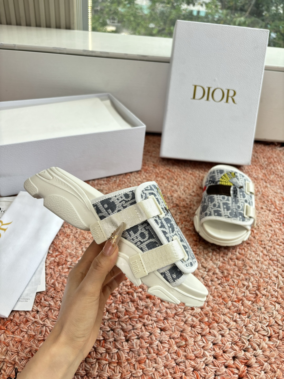 🌾代购级G133𝐃𝐢𝐎𝐑 #迪奥2026早春新款一眼就想要的一字带拖鞋凉鞋简单大方‘低调奢华！配上醒目的