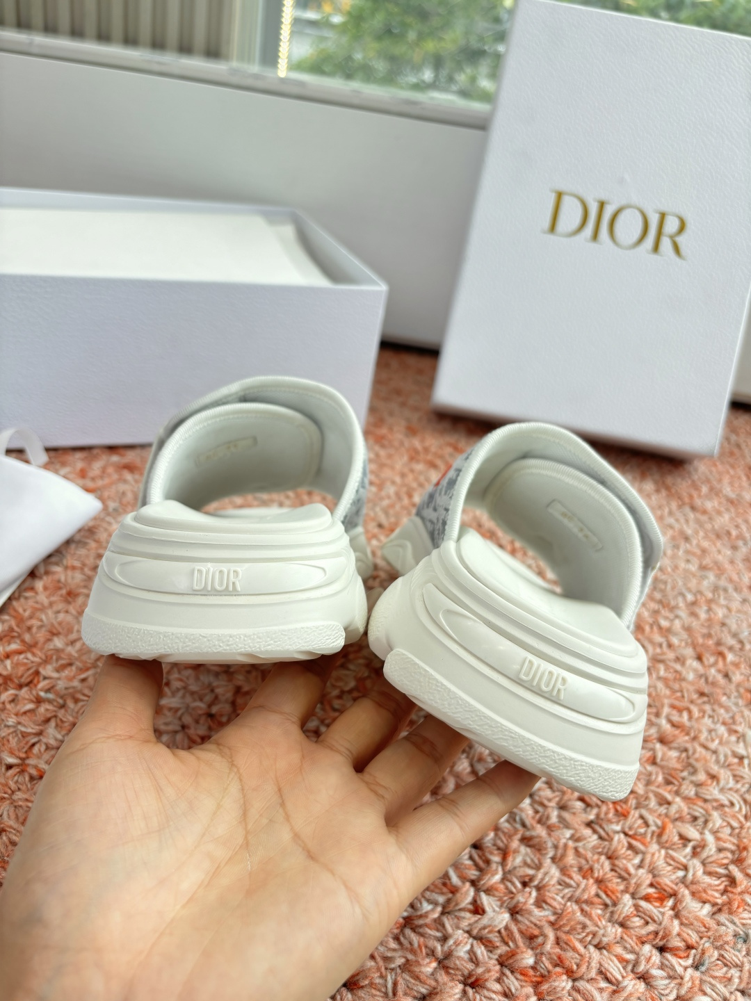 🌾代购级G133𝐃𝐢𝐎𝐑 #迪奥2026早春新款一眼就想要的一字带拖鞋凉鞋简单大方‘低调奢华！配上醒目的