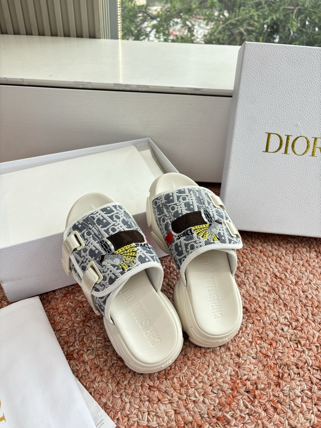 🌾代购级G133𝐃𝐢𝐎𝐑 #迪奥2026早春新款一眼就想要的一字带拖鞋凉鞋简单大方‘低调奢华！配上醒目的