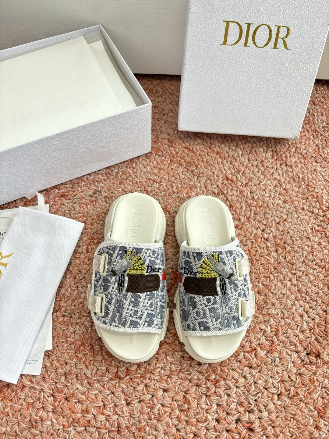 🌾代购级G133𝐃𝐢𝐎𝐑 #迪奥2026早春新款一眼就想要的一字带拖鞋凉鞋简单大方‘低调奢华！配上醒目的