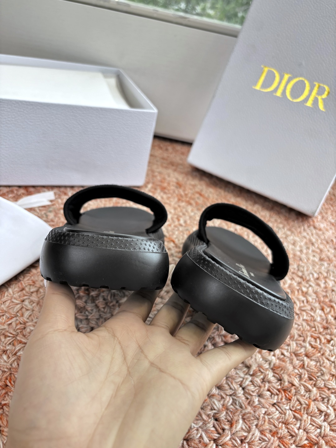 🌾代购级G133𝐃𝐢𝐎𝐑 #迪奥2026早春新款一眼就想要的一字带拖鞋凉鞋简单大方‘低调奢华！配上醒目的