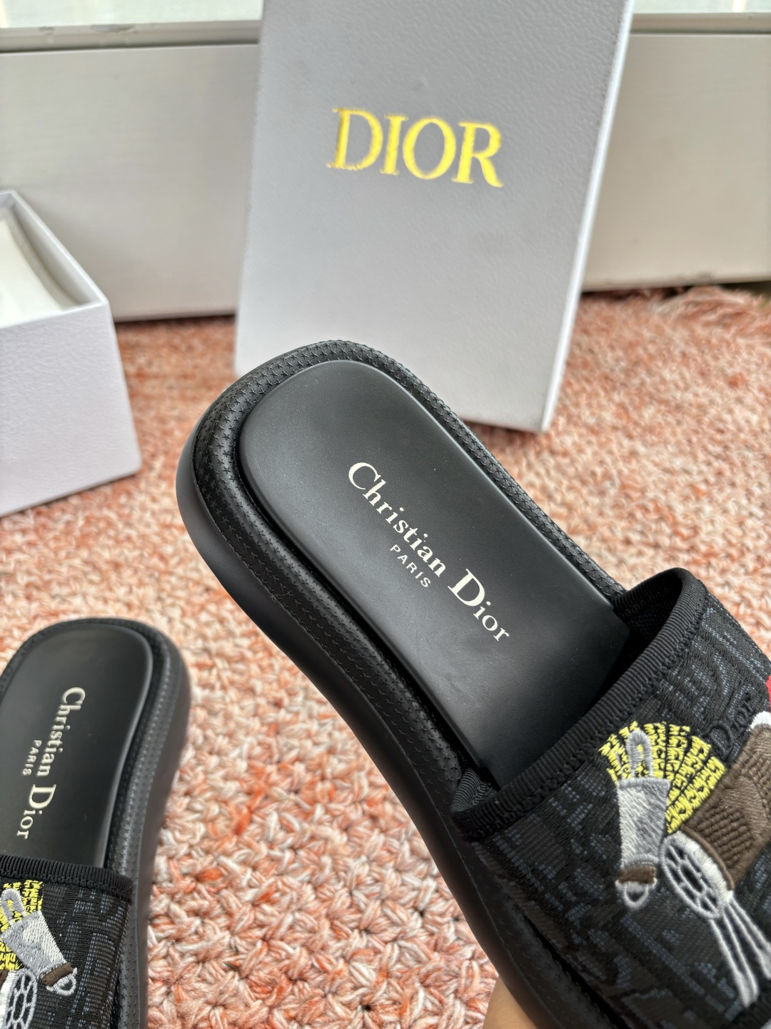 🌾代购级G133𝐃𝐢𝐎𝐑 #迪奥2026早春新款一眼就想要的一字带拖鞋凉鞋简单大方‘低调奢华！配上醒目的