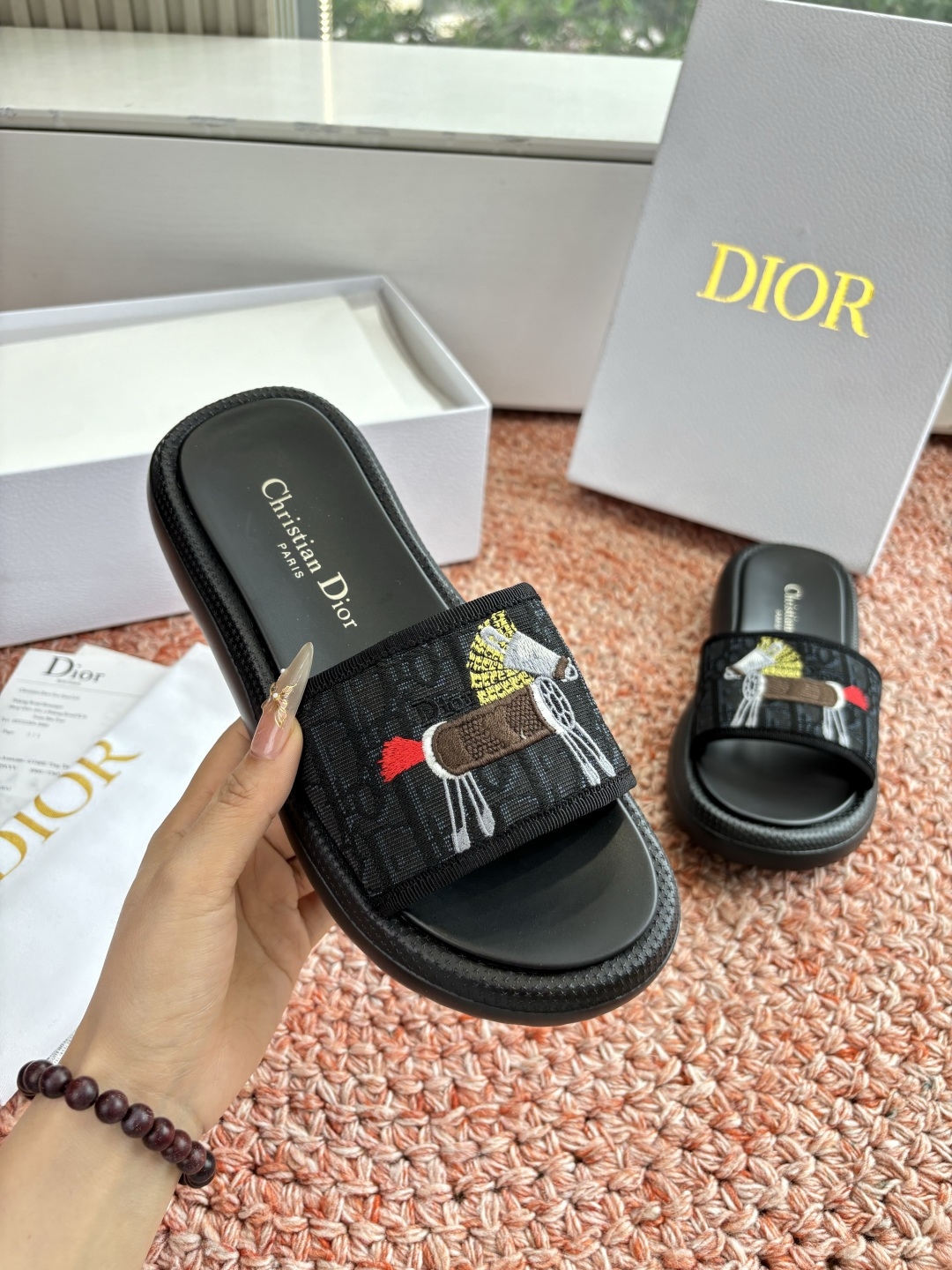 🌾代购级G133𝐃𝐢𝐎𝐑 #迪奥2026早春新款一眼就想要的一字带拖鞋凉鞋简单大方‘低调奢华！配上醒目的