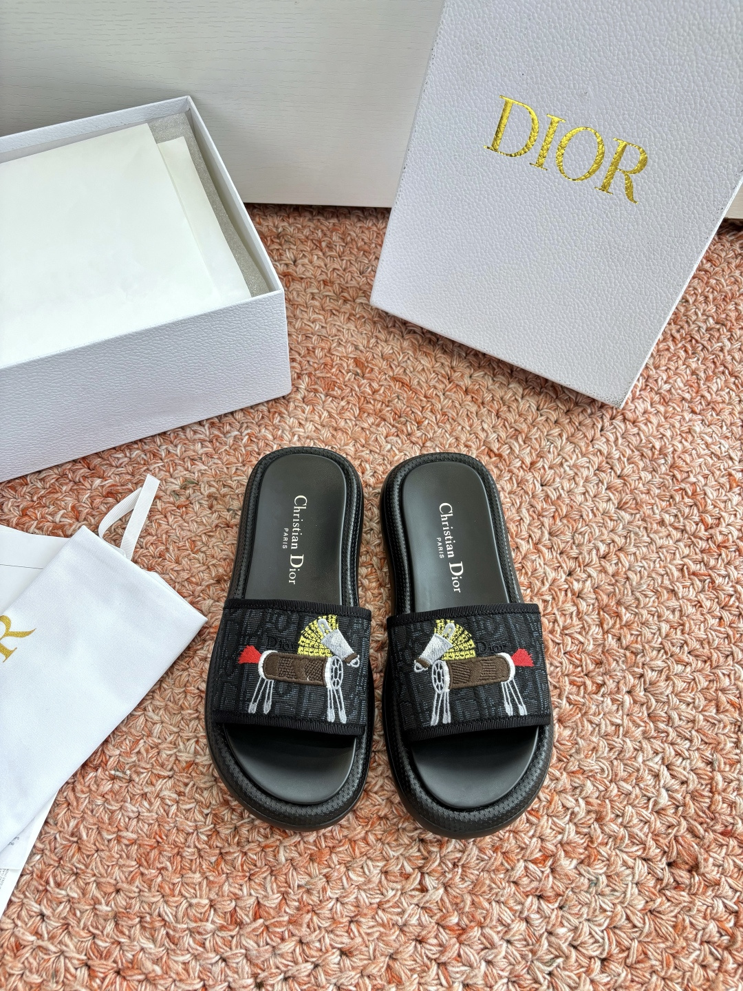 🌾代购级G133𝐃𝐢𝐎𝐑 #迪奥2026早春新款一眼就想要的一字带拖鞋凉鞋简单大方‘低调奢华！配上醒目的