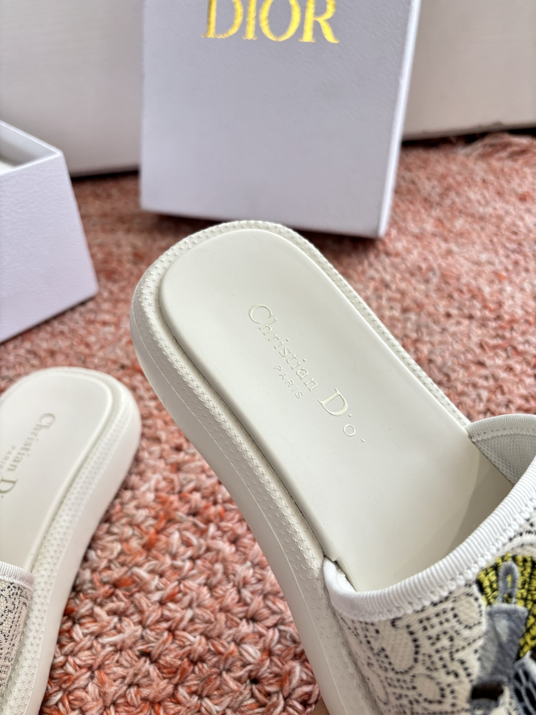 🌾代购级G133𝐃𝐢𝐎𝐑 #迪奥2026早春新款一眼就想要的一字带拖鞋凉鞋简单大方‘低调奢华！配上醒目的