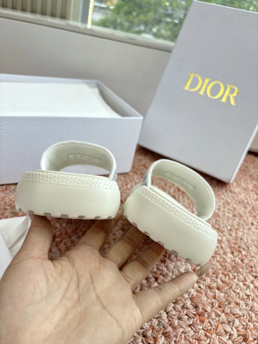 🌾代购级G133𝐃𝐢𝐎𝐑 #迪奥2026早春新款一眼就想要的一字带拖鞋凉鞋简单大方‘低调奢华！配上醒目的