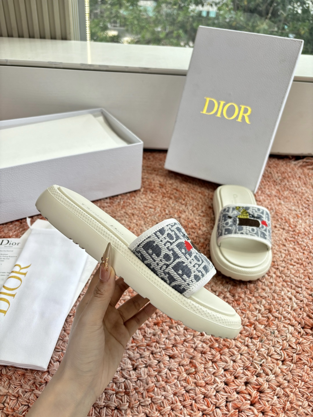 🌾代购级G133𝐃𝐢𝐎𝐑 #迪奥2026早春新款一眼就想要的一字带拖鞋凉鞋简单大方‘低调奢华！配上醒目的