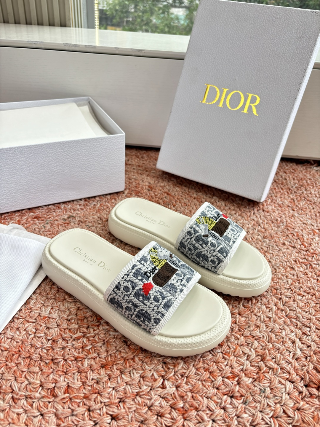 🌾代购级G133𝐃𝐢𝐎𝐑 #迪奥2026早春新款一眼就想要的一字带拖鞋凉鞋简单大方‘低调奢华！配上醒目的