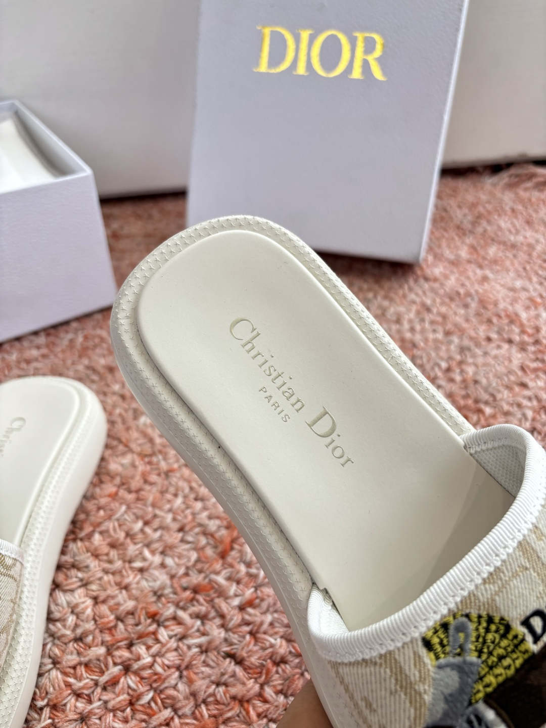 🌾代购级G133𝐃𝐢𝐎𝐑 #迪奥2026早春新款一眼就想要的一字带拖鞋凉鞋简单大方‘低调奢华！配上醒目的