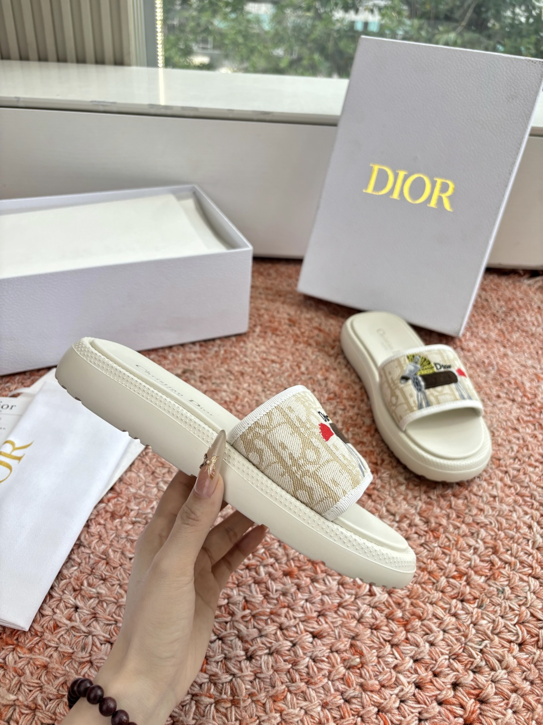 🌾代购级G133𝐃𝐢𝐎𝐑 #迪奥2026早春新款一眼就想要的一字带拖鞋凉鞋简单大方‘低调奢华！配上醒目的