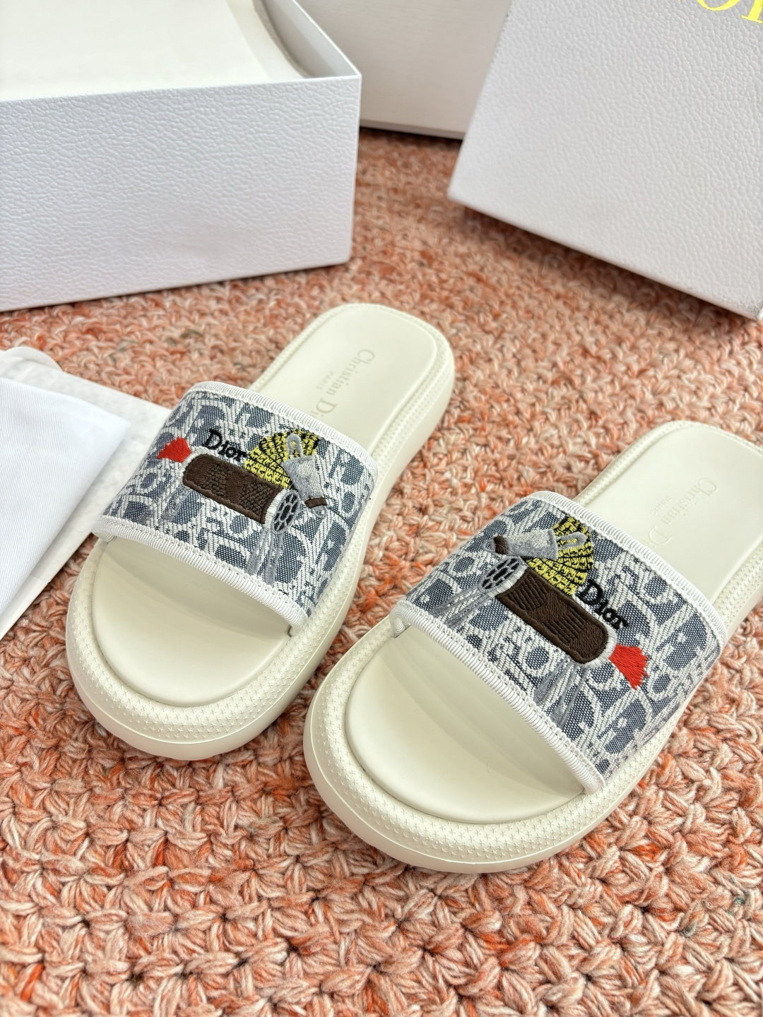 🌾代购级G133𝐃𝐢𝐎𝐑 #迪奥2026早春新款一眼就想要的一字带拖鞋凉鞋简单大方‘低调奢华！配上醒目的