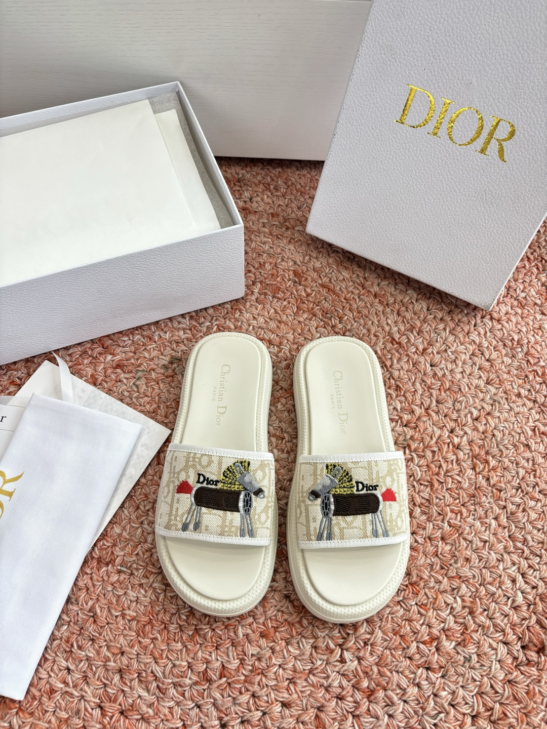 🌾代购级G133𝐃𝐢𝐎𝐑 #迪奥2026早春新款一眼就想要的一字带拖鞋凉鞋简单大方‘低调奢华！配上醒目的