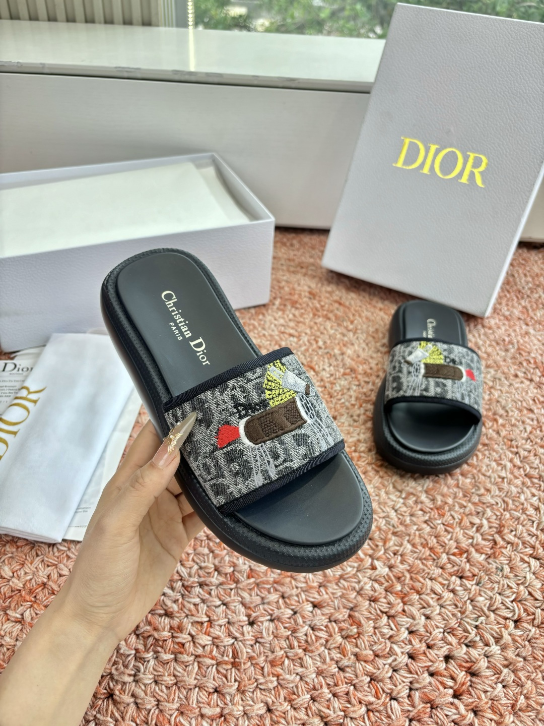 🌾代购级G133𝐃𝐢𝐎𝐑 #迪奥2026早春新款一眼就想要的一字带拖鞋凉鞋简单大方‘低调奢华！配上醒目的