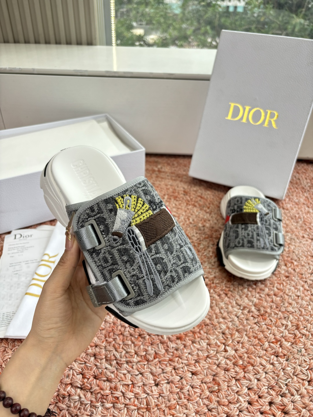 🌾代购级G133𝐃𝐢𝐎𝐑 #迪奥2026早春新款一眼就想要的一字带拖鞋凉鞋简单大方‘低调奢华！配上醒目的