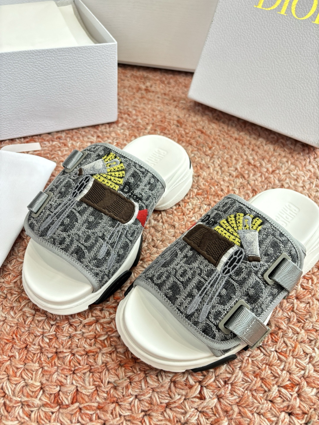 🌾代购级G133𝐃𝐢𝐎𝐑 #迪奥2026早春新款一眼就想要的一字带拖鞋凉鞋简单大方‘低调奢华！配上醒目的