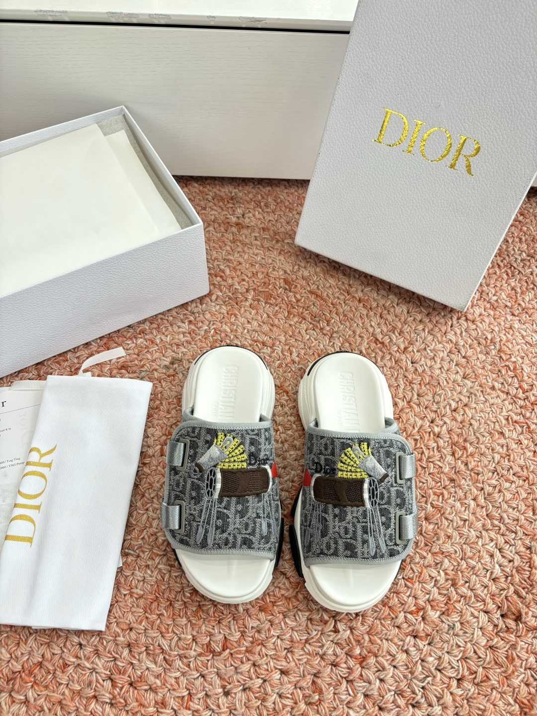 🌾代购级G133𝐃𝐢𝐎𝐑 #迪奥2026早春新款一眼就想要的一字带拖鞋凉鞋简单大方‘低调奢华！配上醒目的