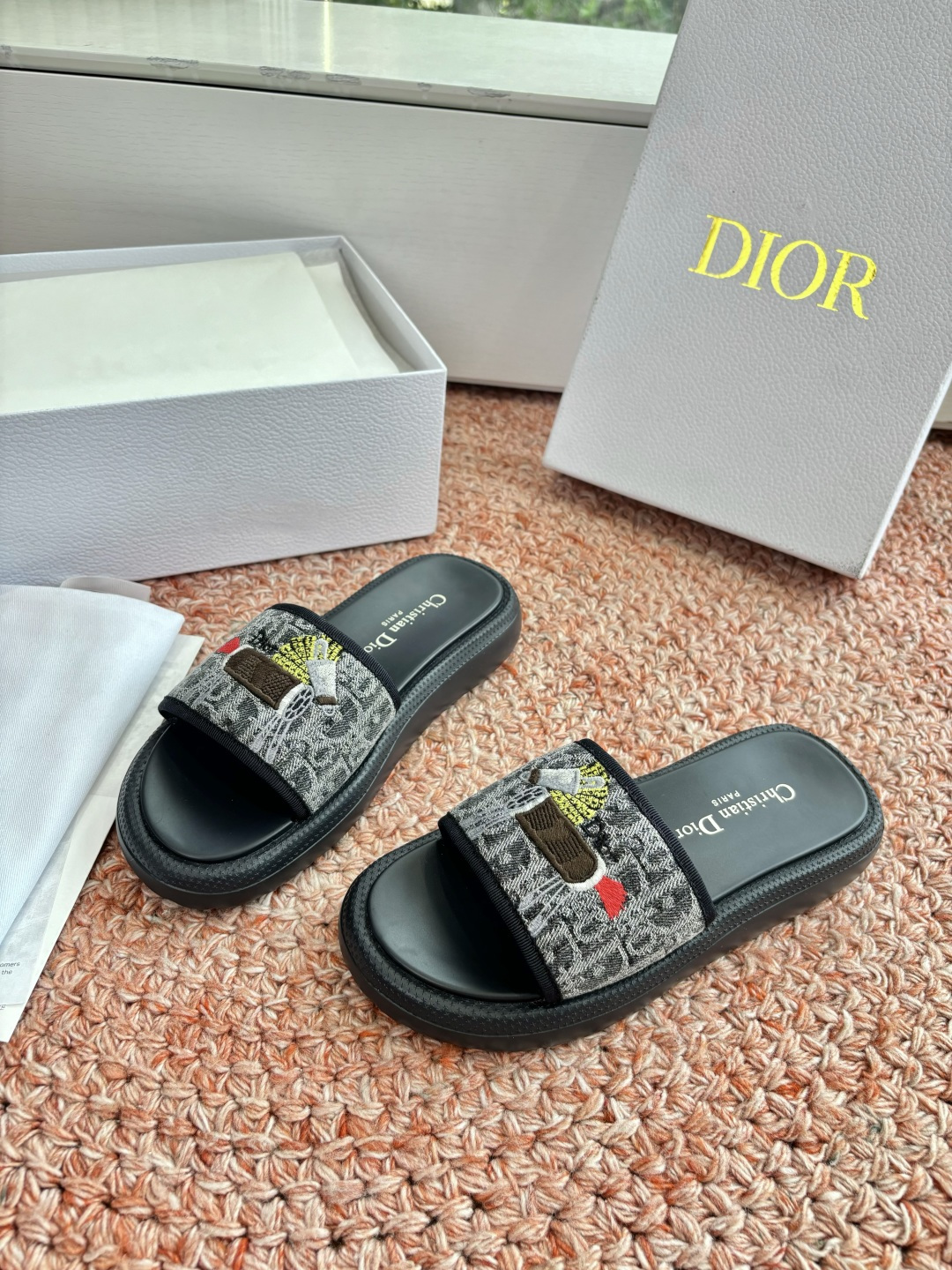 🌾代购级G133𝐃𝐢𝐎𝐑 #迪奥2026早春新款一眼就想要的一字带拖鞋凉鞋简单大方‘低调奢华！配上醒目的