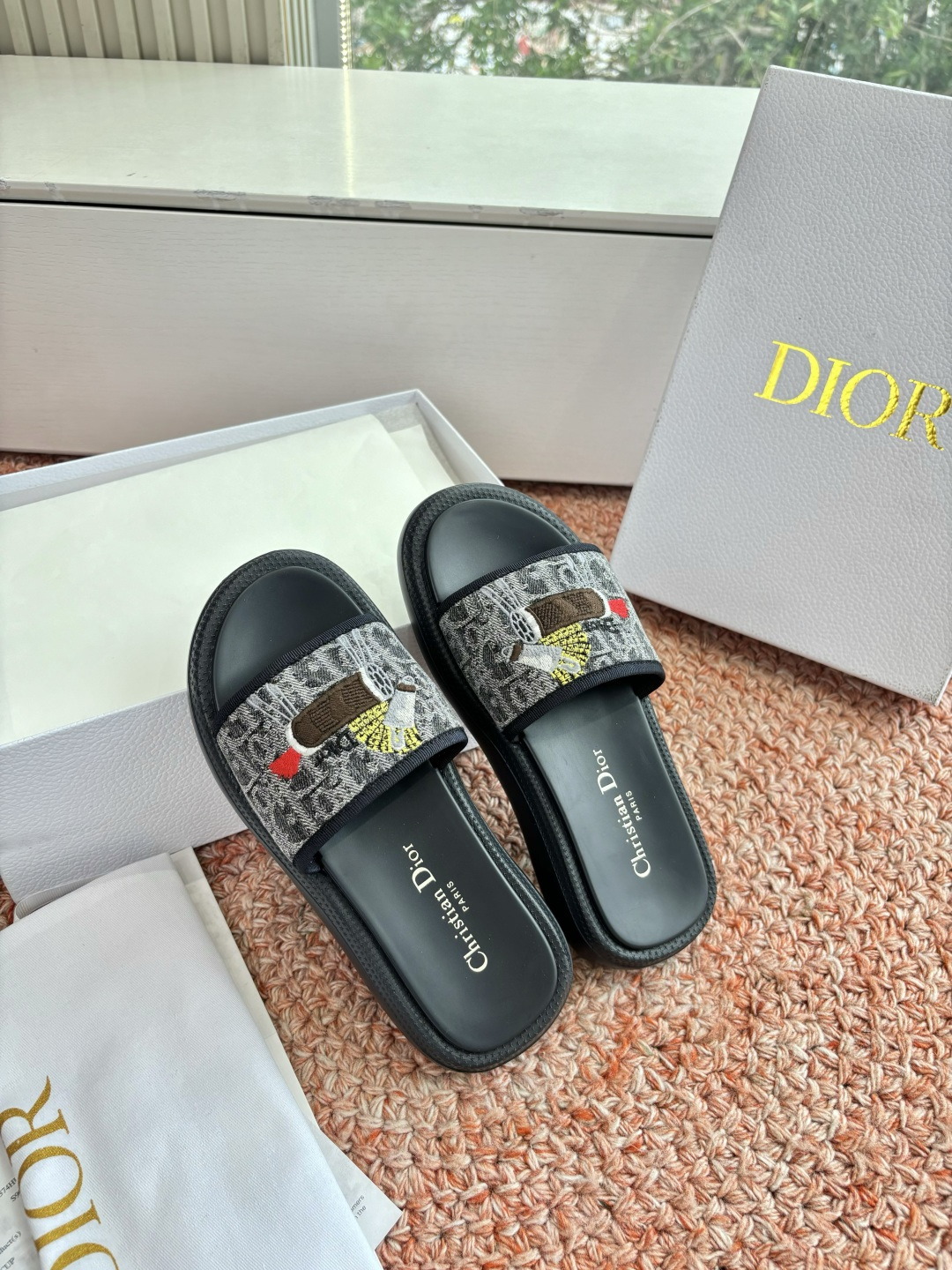 🌾代购级G133𝐃𝐢𝐎𝐑 #迪奥2026早春新款一眼就想要的一字带拖鞋凉鞋简单大方‘低调奢华！配上醒目的