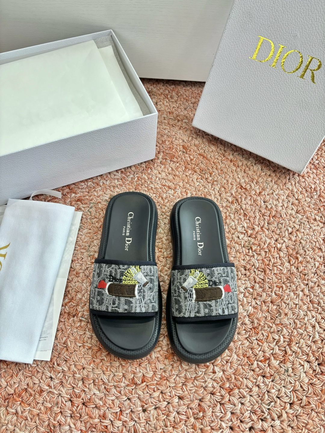 🌾代购级G133𝐃𝐢𝐎𝐑 #迪奥2026早春新款一眼就想要的一字带拖鞋凉鞋简单大方‘低调奢华！配上醒目的
